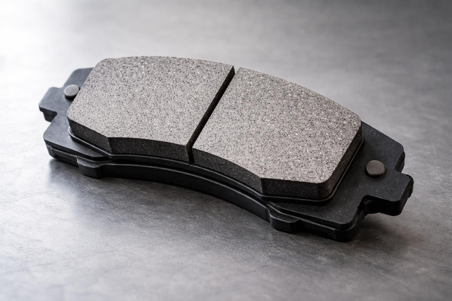 découvrez les différences entre plaquettes de frein céramique et métalliques pour choisir la meilleure option pour votre véhicule, alliant performance et durabilité.